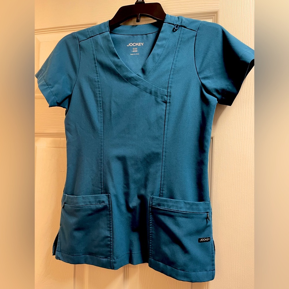 Like new Jockey scrub top.